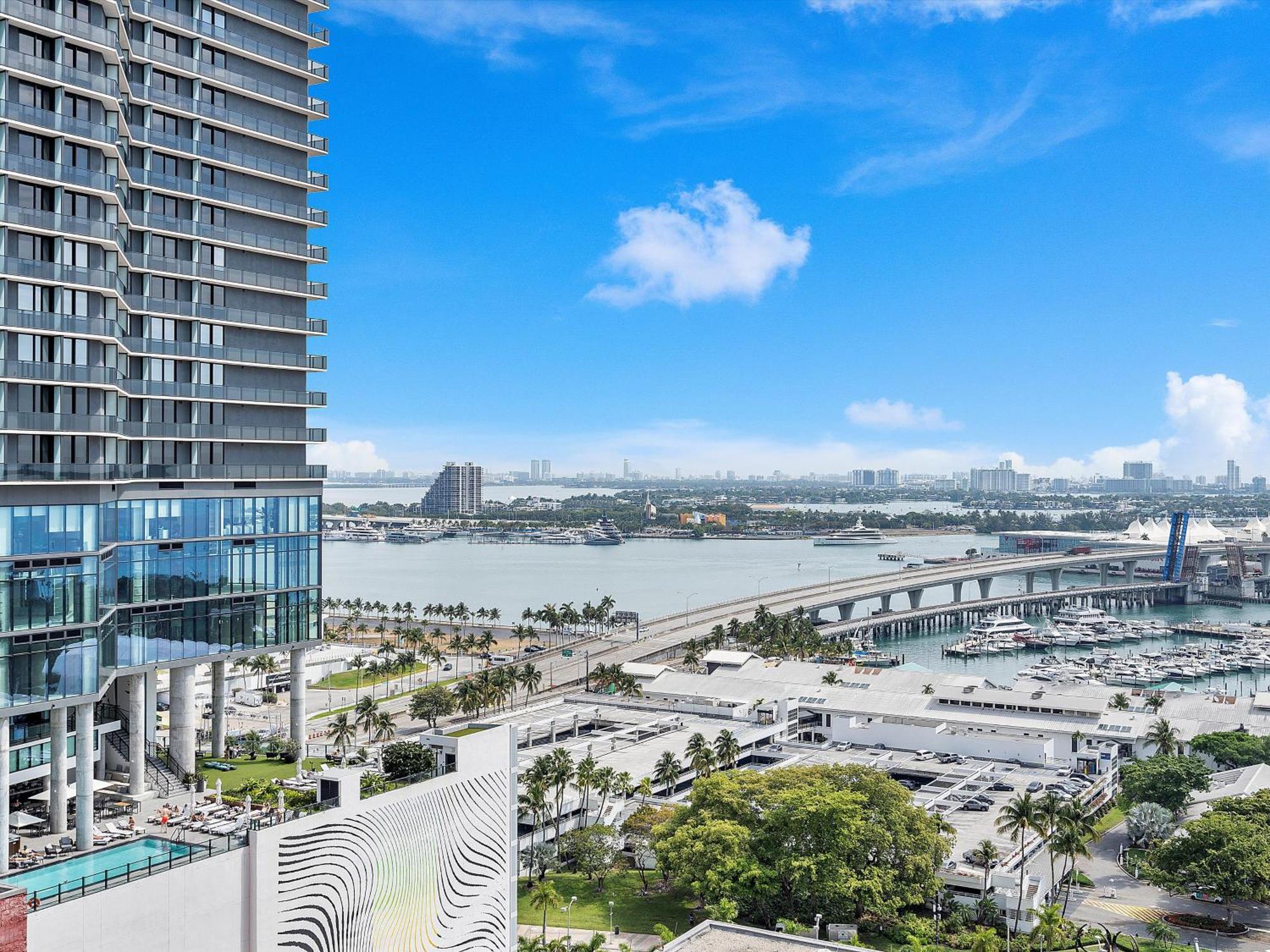 X- Lounge V - High-rise With Rooftop Pool In Downtown