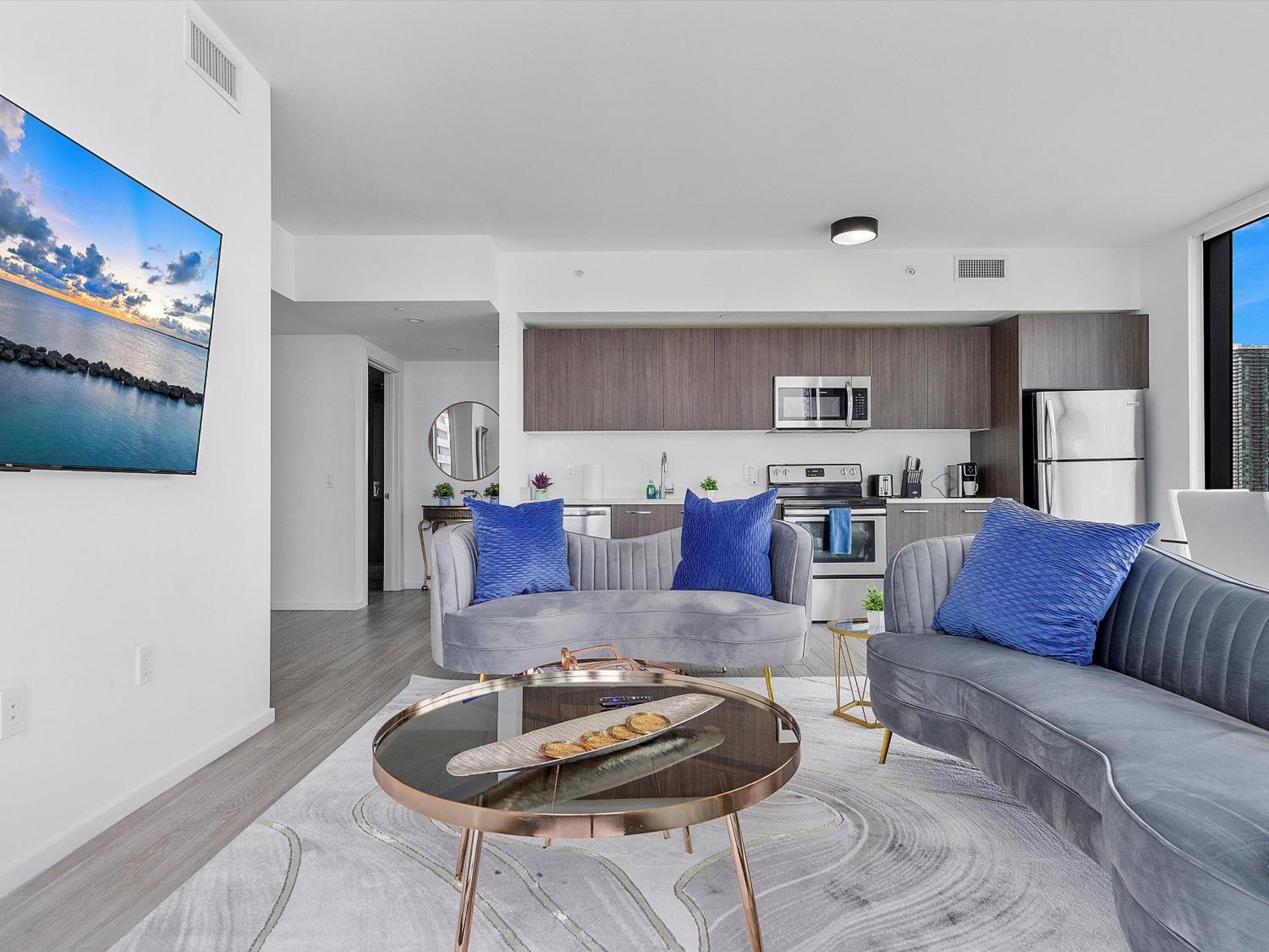 New! X Lounge V - High-rise With Rooftop Pool In Downtown Apartahotel
